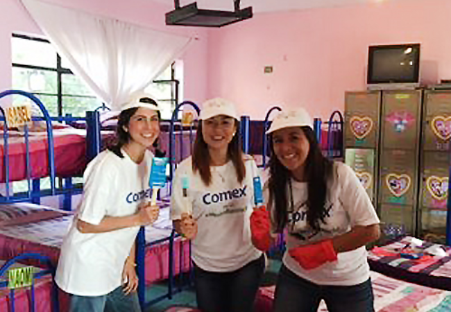 three girls with paint brushes in Iztapalapa 