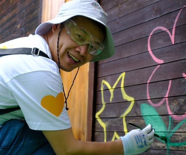 volunteer painting flower