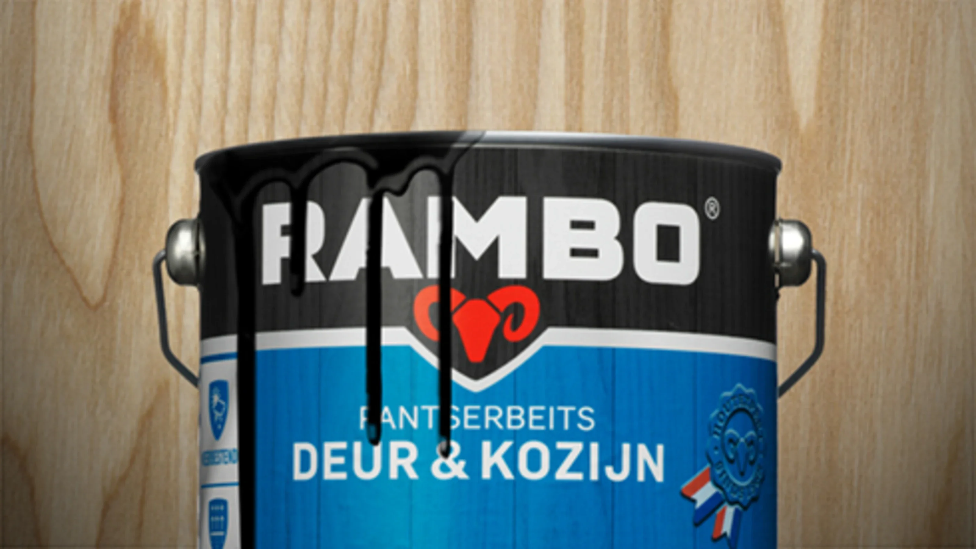 Rambo Pansterbeits Deur & Kozijn met zwarte verfresten op het blik tegen een houten achtergrond