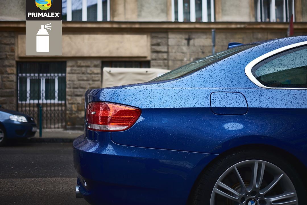 Modré auto zaparkované u silnice