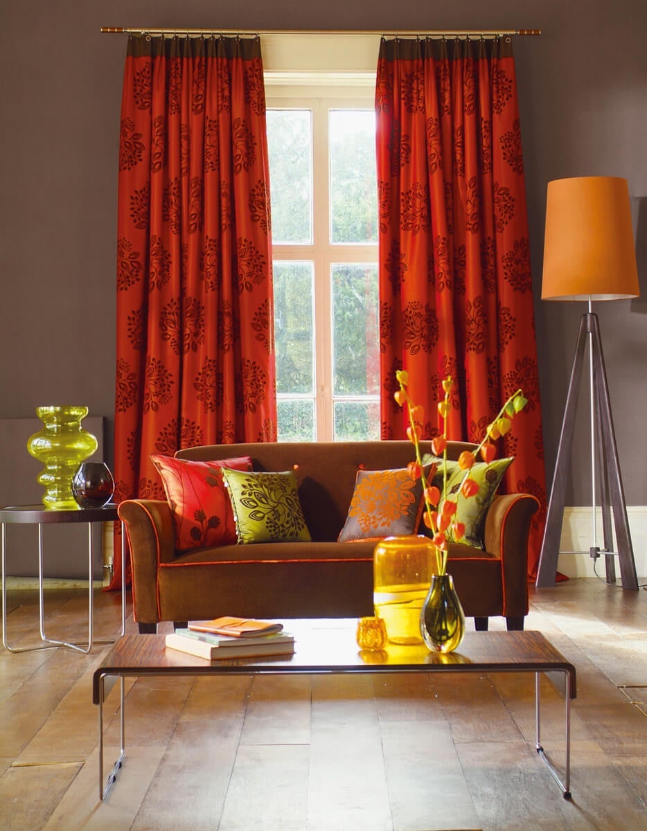 V této barvě je spojen rytmus, temperament a nostalgie starých černobílých fotografií s dneškem. Pouhým pohledem Vás swing přesvědčí, že je nadčasový. Zemitá barva s kořeny afrického kontinentu rozproudí Vaše smysly nejvíce právě tehdy, umístíte-li ji naproti oknu. Paprsky světla barvu prozáří a místnost zaplní pozitivní energií a elegantním klidem.
