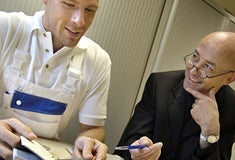 Een man en vrouw kijken naar een pen