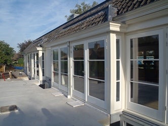 Een wit gebouw met ramen