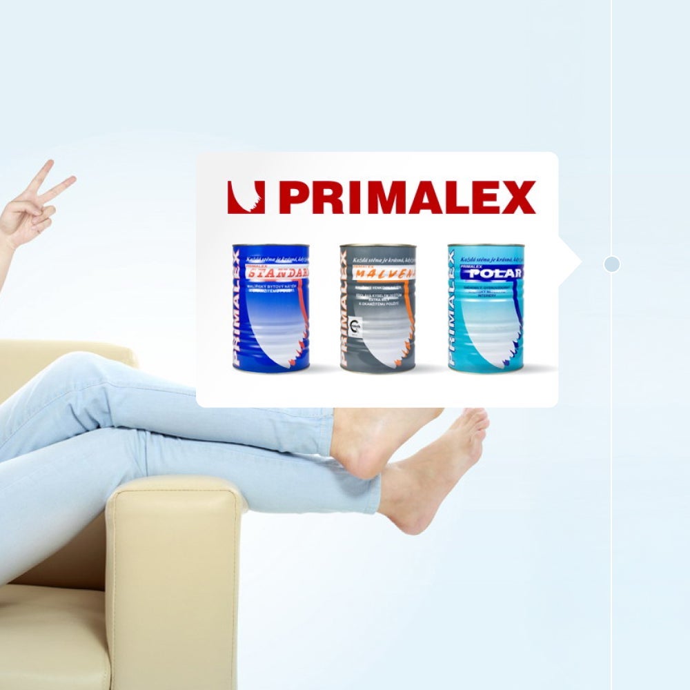 Osoba sedící na gauči s několika plechovkami barvy