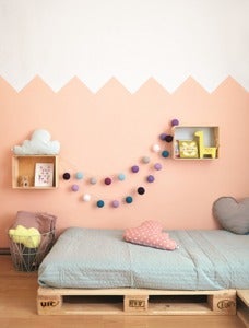 Postel s polštářem a poličkami na stěně