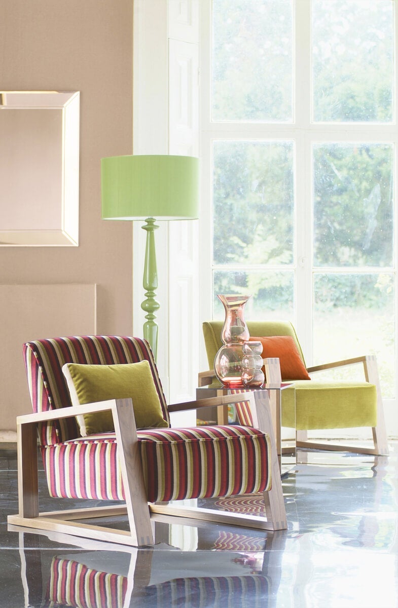 Spojení dvou elementů: země a oceánu s příjemným letním vánkem v zádech. Inspirativní, pro jemné a romantické duše, které rády cestují v čase i prostoru. Milá, uklidňující, optimistická a spojující moderní barva pro široké uplatnění.