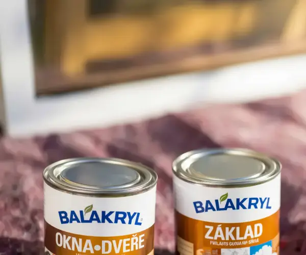 Dvě plechovky barvy na povrchu