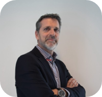 Een man met zijn armen over elkaar