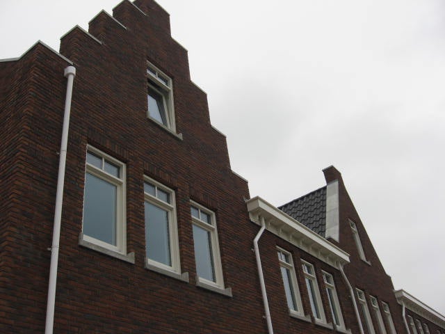 Een laag gezichtspunt van een bakstenen gebouw