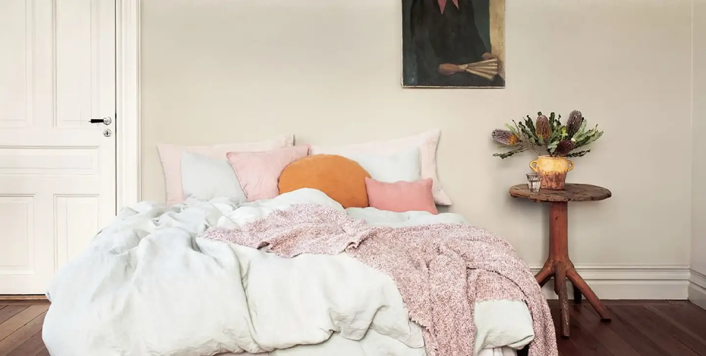 Sovrum målat i kulörerna sinnesro, ljuvlig och morgonrodnad från Alcro ad.balans