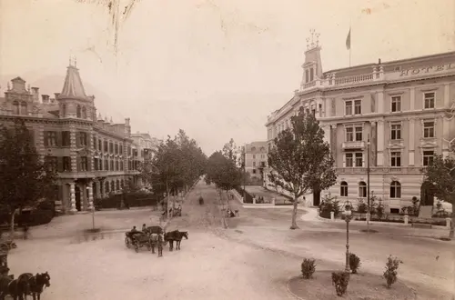 Pferdekutschen vor dem Kaiserhof um 1900 Pferdekutschen vor dem Kaiserhof um 1900
