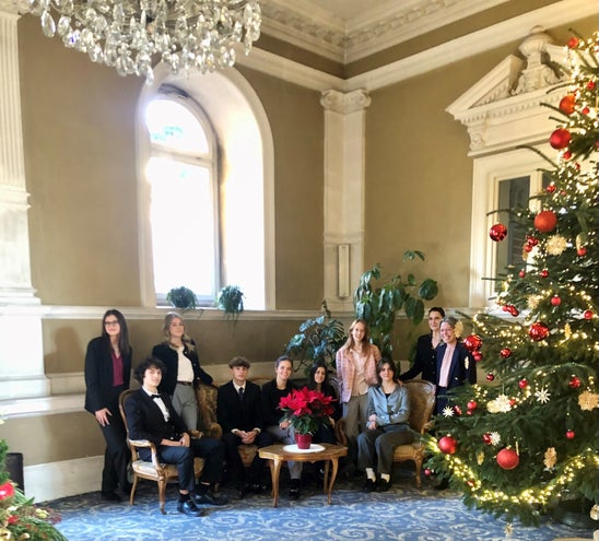 Foto Gruppe von Schüler:innen, welche die Mittelschulbesuche gemacht haben Foto Gruppe von Schüler:innen, welche die Mittelschulbesuche gemacht haben