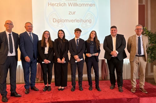 Im Bild: Direktor Hartwig Gerstgrasser, HGV-Präsident Manfred Pinzger mit den Besten: Magdalena Stürz (93), Maria Niederstätter (95), Martin Breitenberger (96), Laura Saltuari (100) mit Florian Wörndle (HGJ) und Vizedirektor Andreas Erlacher Im Bild: Direktor Hartwig Gerstgrasser, HGV-Präsident Manfred Pinzger mit den Besten: Magdalena Stürz (93), Maria Niederstätter (95), Martin Breitenberger (96), Laura Saltuari (100) mit Florian Wörndle (HGJ) und Vizedirektor Andreas Erlacher
