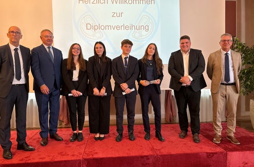 Im Bild: Direktor Hartwig Gerstgrasser, HGV-Präsident Manfred Pinzger mit den Besten: Magdalena Stürz (93), Maria Niederstätter (95), Martin Breitenberger (96), Laura Saltuari (100) mit Florian Wörndle (HGJ) und Vizedirektor Andreas Erlacher Im Bild: Direktor Hartwig Gerstgrasser, HGV-Präsident Manfred Pinzger mit den Besten: Magdalena Stürz (93), Maria Niederstätter (95), Martin Breitenberger (96), Laura Saltuari (100) mit Florian Wörndle (HGJ) und Vizedirektor Andreas Erlacher