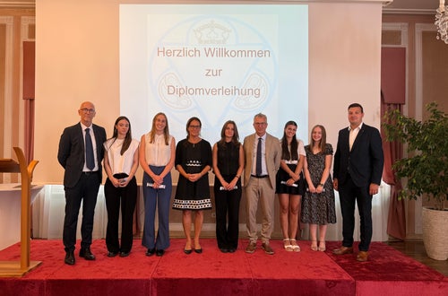 Im Bild: Direktor Hartwig Gerstgrasser, Paula Grünfelder (95), Elena Goller (100), HGV-Vizepräsidentin Judith Rainer, Leonie Kalser (98), Vizedirektor Andreas Erlacher, Carolin Schölzhorn (95), Verena Raich (100) und HGJ-Obmann Daniel Schölzhorn, nicht im Bild Sofie Lercher (93) Im Bild: Direktor Hartwig Gerstgrasser, Paula Grünfelder (95), Elena Goller (100), HGV-Vizepräsidentin Judith Rainer, Leonie Kalser (98), Vizedirektor Andreas Erlacher, Carolin Schölzhorn (95), Verena Raich (100) und HGJ-Obmann Daniel Schölzhorn, nicht im Bild Sofie Lercher (93)