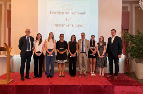 Im Bild: Direktor Hartwig Gerstgrasser, Paula Grünfelder (95), Elena Goller (100), HGV-Vizepräsidentin Judith Rainer, Leonie Kalser (98), Vizedirektor Andreas Erlacher, Carolin Schölzhorn (95), Verena Raich (100) und HGJ-Obmann Daniel Schölzhorn, nicht im Bild Sofie Lercher (93) Im Bild: Direktor Hartwig Gerstgrasser, Paula Grünfelder (95), Elena Goller (100), HGV-Vizepräsidentin Judith Rainer, Leonie Kalser (98), Vizedirektor Andreas Erlacher, Carolin Schölzhorn (95), Verena Raich (100) und HGJ-Obmann Daniel Schölzhorn, nicht im Bild Sofie Lercher (93)