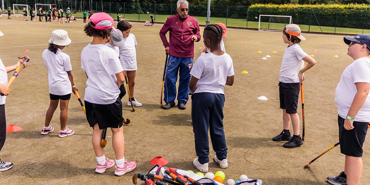 A hockey lesson with a teacher