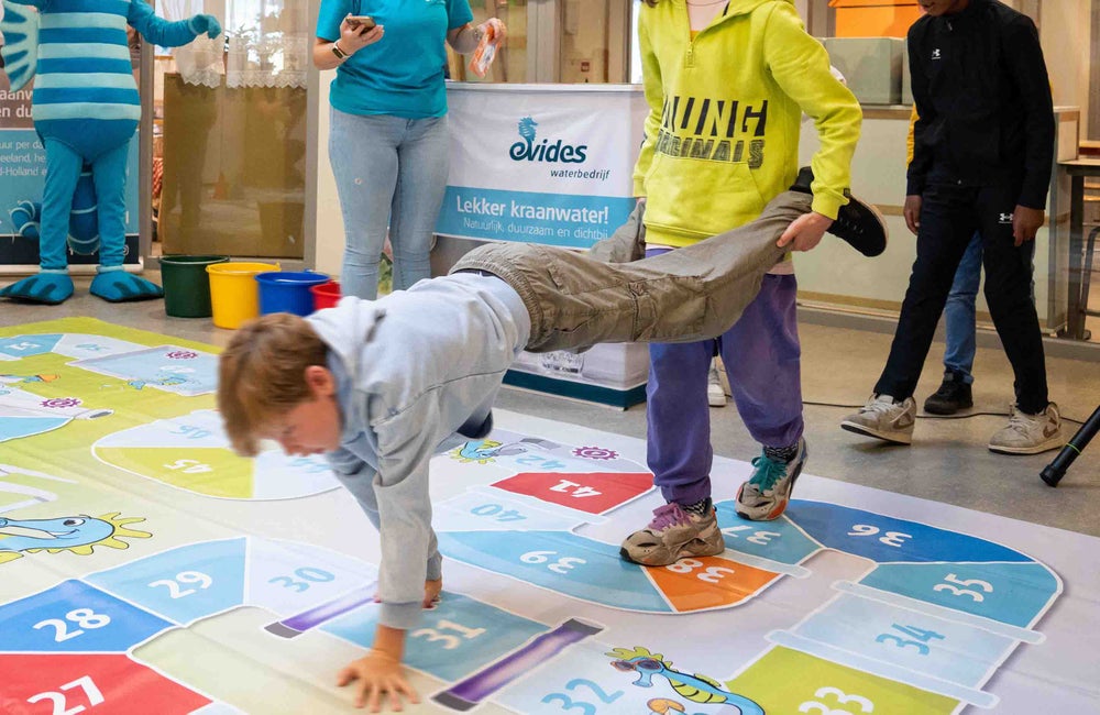 Evides kinderen spelen waterspel