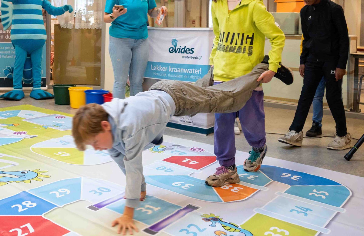 Evides kinderen spelen waterspel
