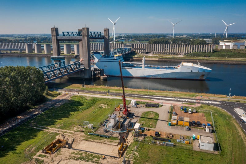 Inhijsen van de leidingen.