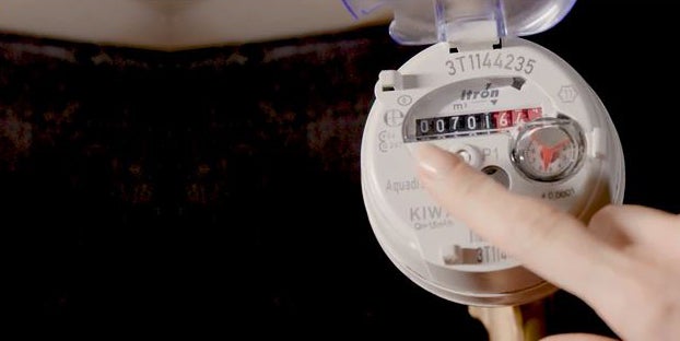 Vinger wijst naar watermeterstand