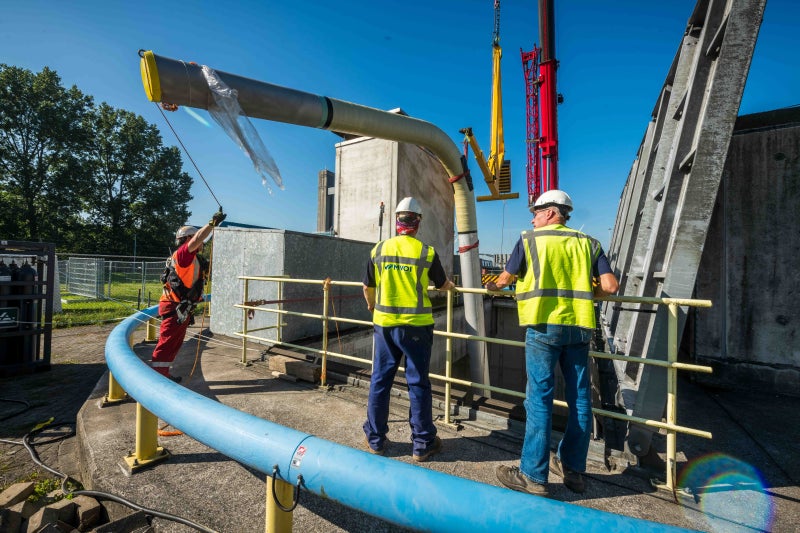 Inhijsen van de leidingen