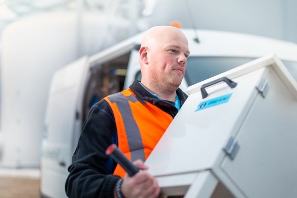 Monteur met werkmateriaal