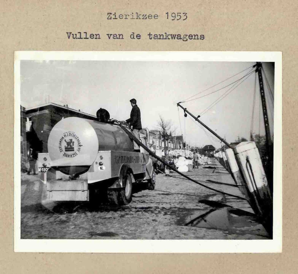 Tankwagen wordt gevuld.