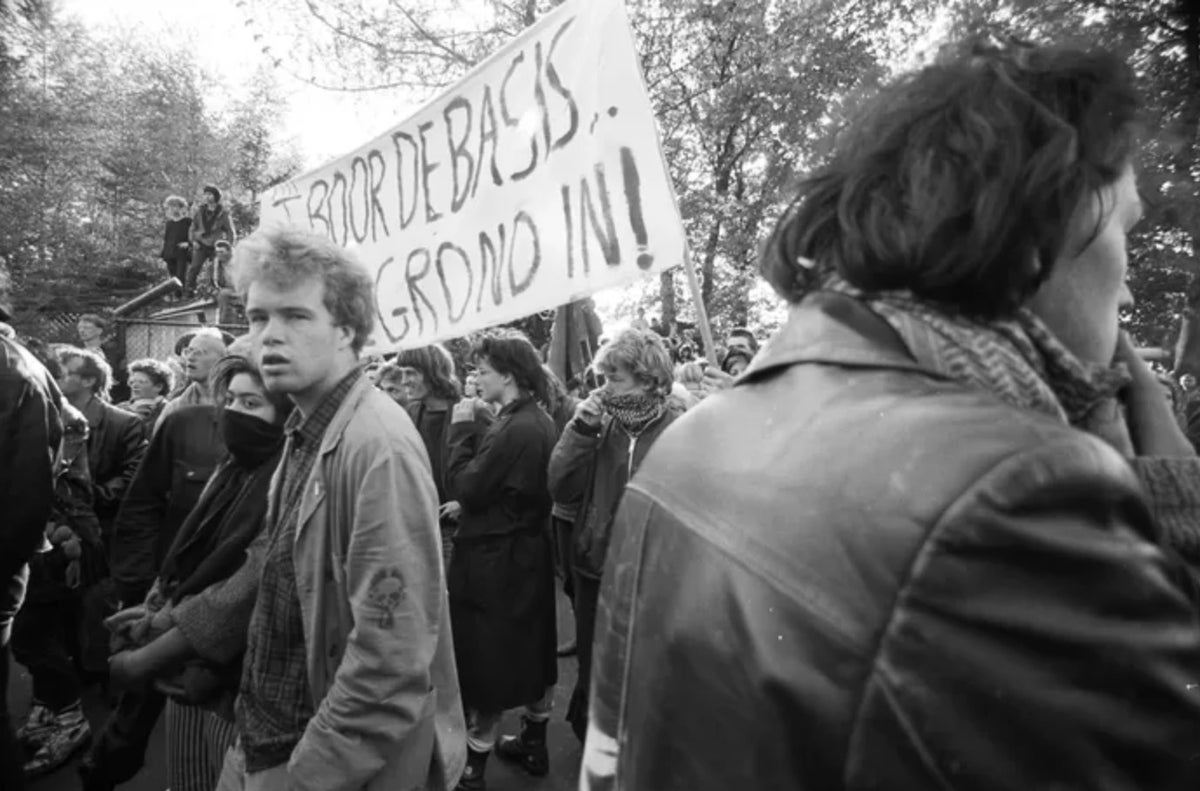 Actievoerders op het terrein van Evides.