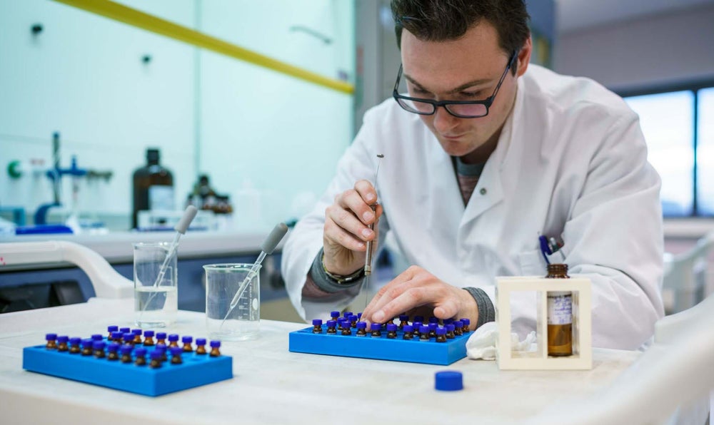 Evides medewerker in aqualab