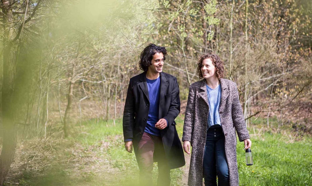 Stel wandelt in de natuur