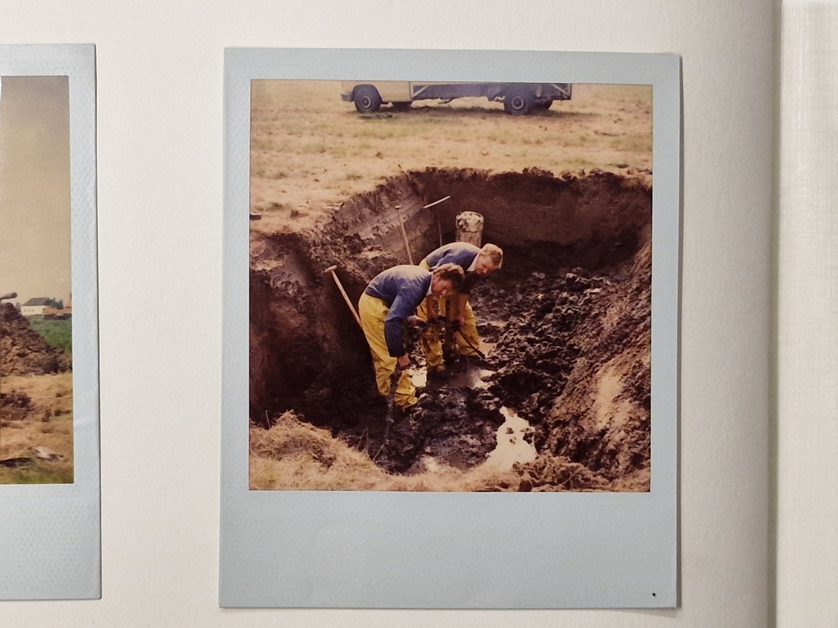 Twee werknemers repareren een lekkende leiding in de Kromme-Elleboog.
