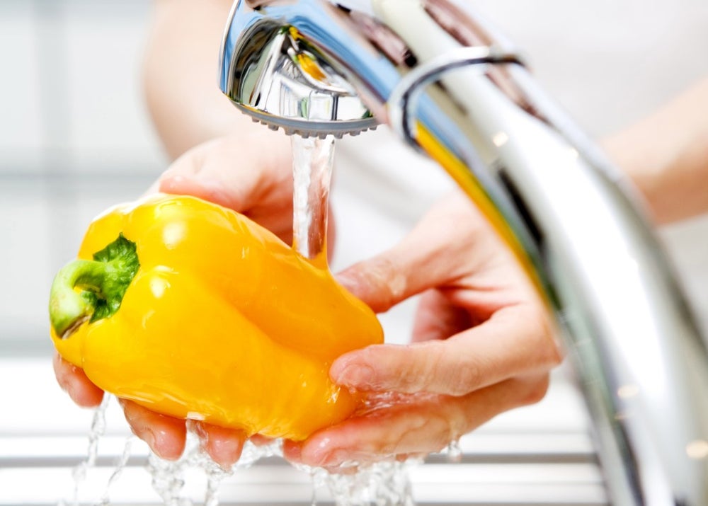 Paprika wordt afgespoeld onder kraan