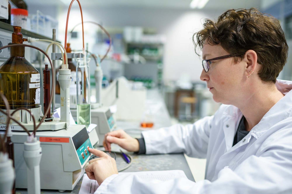 Evides medewerker in aqualab