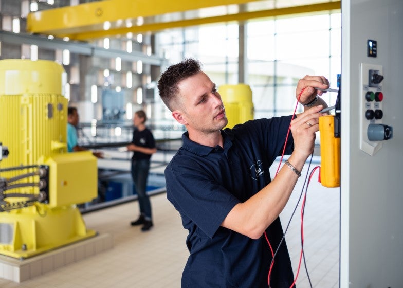 Collega meet installatie door.