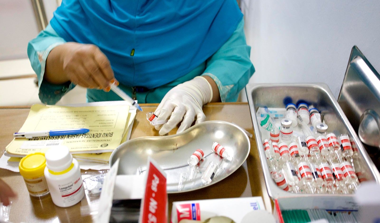 Nurse preparing a syringe in a hospital in Jakarta. Credit: EOCRU.
