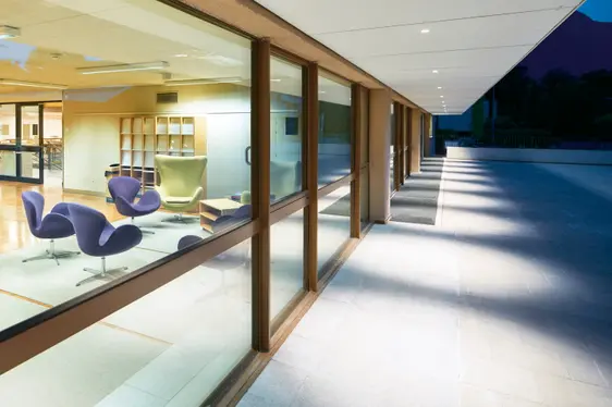 Aussenüberdachung mit Bibliothek (Fotograf Renè Riller)