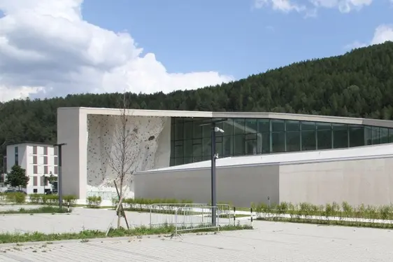 Ansicht der Kletterhalle vom Parkplatz