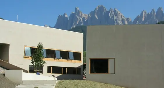 Villnöß: Naturparkhaus und Schule