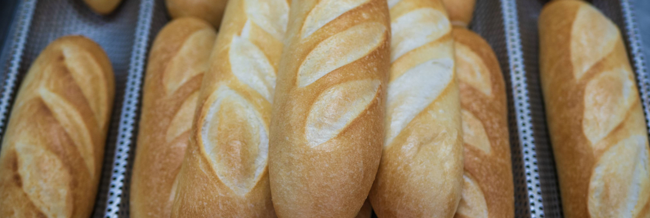 Silver bread strap containing several baked baguettes