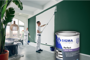 Pintor profissional pinta com tinta da marca PPG Sigma