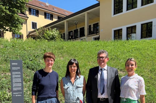 100 Jahre Fachschule für Landwirtschaft, Hauswirtschaft und Ernährung Dietenheim (von links): die Direktorin der Fachschule Dietenheim Gertraud Aschbacher, Künstlerin Claudia Barcheri, Georg Oberhollenzer von der Raika Bruneck, Lisa Trockner vom Künstlerbund 100 Jahre Fachschule für Landwirtschaft, Hauswirtschaft und Ernährung Dietenheim (von links): die Direktorin der Fachschule Dietenheim Gertraud Aschbacher, Künstlerin Claudia Barcheri, Georg Oberhollenzer von der Raika Bruneck, Lisa Trockner vom Künstlerbund
