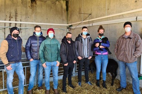 Junglandwirte Ausbildung einige Teilnehmer im Schaftstall Junglandwirte Ausbildung einige Teilnehmer im Schaftstall