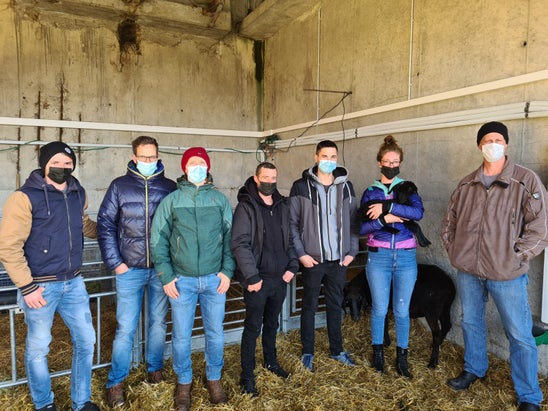 Junglandwirte Ausbildung einige Teilnehmer im Schaftstall Junglandwirte Ausbildung einige Teilnehmer im Schaftstall