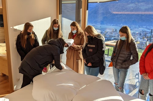 Schülerinnen schauen sich ein Zimmer an Schülerinnen schauen sich ein Zimmer an