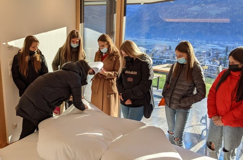 Schülerinnen schauen sich ein Zimmer an Schülerinnen schauen sich ein Zimmer an