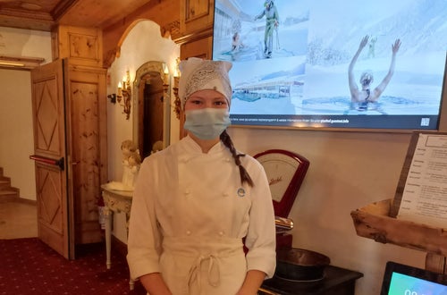 „Die Arbeit in der Küche eines Hotels war sehr lehrreich und hat meinen Wunsch verstärkt, Köchin zu werden.“ „Die Arbeit in der Küche eines Hotels war sehr lehrreich und hat meinen Wunsch verstärkt, Köchin zu werden.“