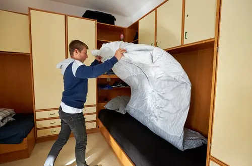Schüler beim aufbetten Schüler beim aufbetten