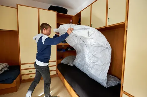 Schüler beim aufbetten Schüler beim aufbetten