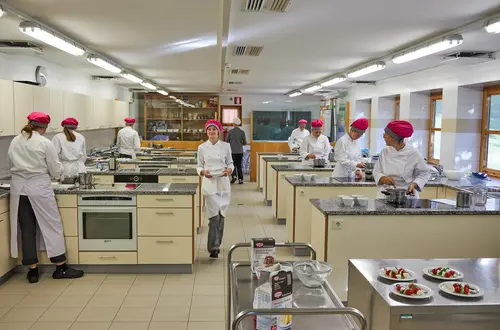 Schülerinnen in der Lehrküche Schülerinnen in der Lehrküche